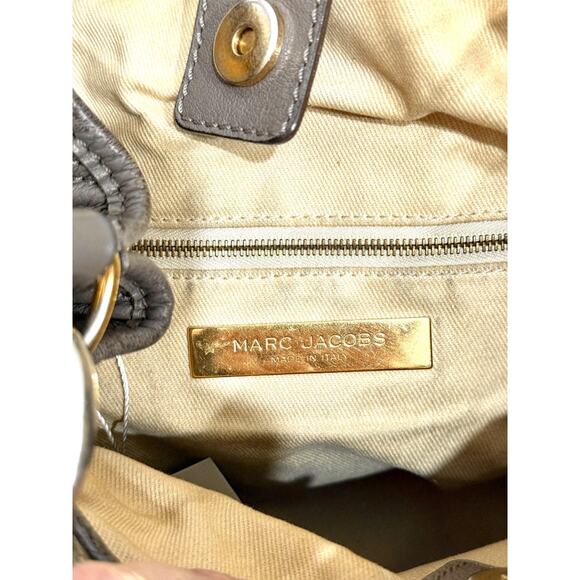 Marc Jacobs Quilted Leather Chain Stam Hobo Bag Olive Taupe Women's - Picture 13 of 16